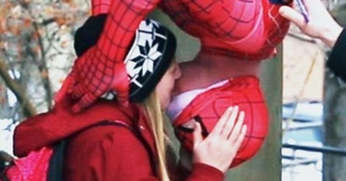 スパイダーマンのいたずら なキス Spider Man Kissing Prank Voicetube 動画で英語を学ぶ