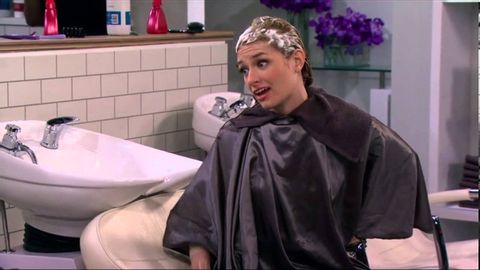 2 Broke Girls Max 和 Caroline 在美髮店 (2 Broke Girls Max and Caroline at hairdresser)