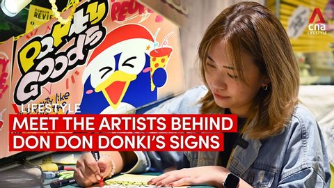 ドン・ドンキの目を引く看板を手描きするアーティストを紹介 (Meet the artists who draw Don Don Donki’s eye-catching signs by hand)