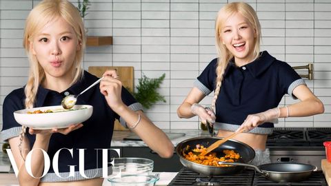 【Vogue】Rosé 邊煮泡菜炒飯邊聊近期超洗腦神曲《APT》創作過程！ (Rosé Cooks Kimchi Fried Rice Dinner | Now Serving | Vogue)