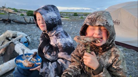 アラスカの離島でキャンプ、ハンティング、フィッシングを楽しむ3日間 (3 Days Camping, Hunting & Fishing on Remote Island in Alaska)