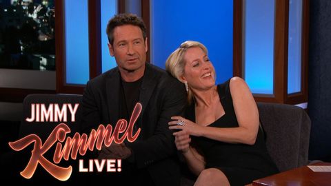 大衛-杜楚尼和吉莉安-安德森解釋他們的 90 年代緊張關係 (David Duchovny & Gillian Anderson Explain their 90's Tension)