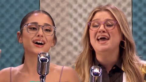 アリアナ・グランデとケリー・クラークソンが互いのヒット曲を歌う！ (Watch Ariana Grande and Kelly Clarkson Sing Each Other's HITS!)