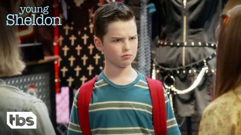 佩奇利用謝爾頓偷東西（片段） | 小謝爾頓 | TBS (Paige Uses Sheldon To Shoplift (Clip) | Young Sheldon | TBS)