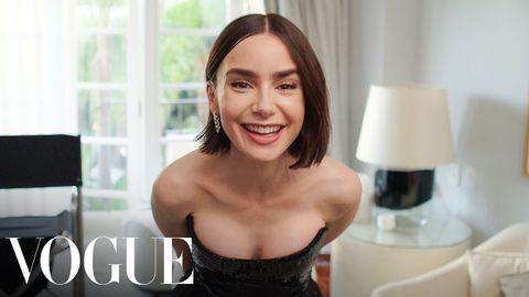 莉莉-柯林斯（Lily Collins）準備參加《艾米麗在巴黎》（Emily In Paris）首映式 | 最後的造型 | Vogue (Lily Collins Gets Ready for the Emily In Paris Premiere | Last Looks | Vogue)