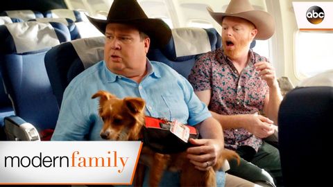 米奇和卡姆迷失在機場 - 摩登家庭 8x18 (Mitch and Cam are Lost at the Airport - Modern Family 8x18)