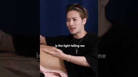 JACKSON WANGが自分の家で照明を点けている理由 #kpop #kpopshorts #jacksonwang #daebakshow (THE REASON JACKSON WANG KEEPS A LIGHT ON AT HIS HOUSE #kpop #kpopshorts #jacksonwang #daebakshow)