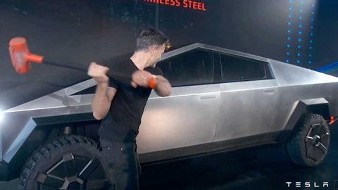 埃隆-馬斯克展示防彈、抗大錘的網絡卡車 (Elon Musk demonstrates Bulletproof, Sledge Hammer Resistant CyberTruck)