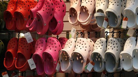 年輕人的最愛「Crocs」被越來越多學校禁穿 (Why more schools are trying to ban Crocs)