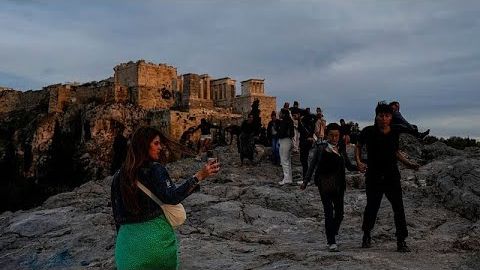 ギリシャの観光客、賃金改善と公正な労働時間を求めるデモ隊の標的に (Tourists in Greece targeted by protesters demanding better wages and fair working hours)