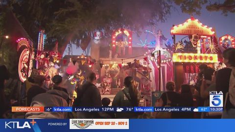 ハロウィーンの飾り付けがバーバンク界隈を賑わす (Halloween decorations draw large crowds in Burbank neighborhood)