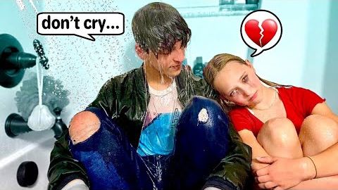 服を着たままシャワーを浴びて号泣！ (CRYING in the shower fully clothed *PRANK on my BIG BROTHER!* Shocking Reaction!)