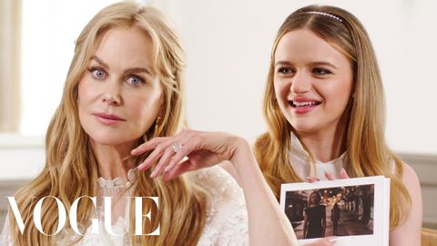 妮可-基德曼和喬伊-金急速發問 | 即興發揮 | Vogue (Nicole Kidman & Joey King Ask Rapid-Fire Questions | Off the Cuff | Vogue)