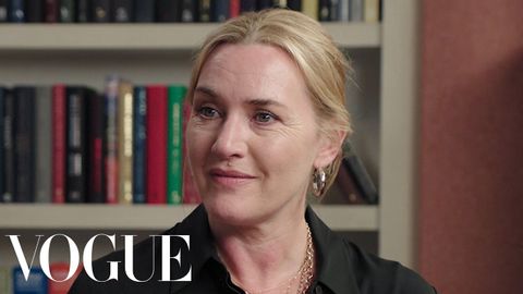 凱特-溫斯萊特談冰浴、養雞和她的新片 | Vogue (Kate Winslet Talks Ice Baths, Raising Chickens, and Her New Film | Vogue)