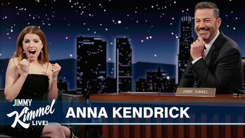 アナ・ケンドリック、初めての泥酔と『ピッチ・パーフェクト』に夢中なジミーの母について語る (Anna Kendrick on First Time Getting Drunk & Jimmy’s Mom Being Obsessed with Pitch Perfect)