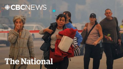 People fleeing L.A. wildfire abandon their cars to escape on foot