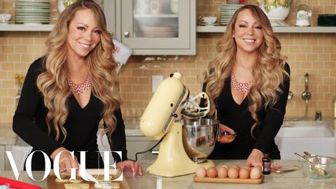 マライア・キャリー、クリスマス・クッキーを焼く。 (Mariah Carey Bakes Christmas Cookies | Now Serving | Vogue)