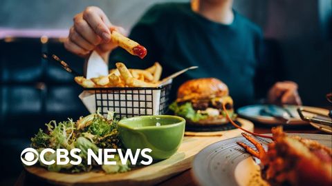 不用在意別人眼光！不光是台灣，美國也越來越多人選擇「一個人吃飯」！ (More diners are eating out alone)