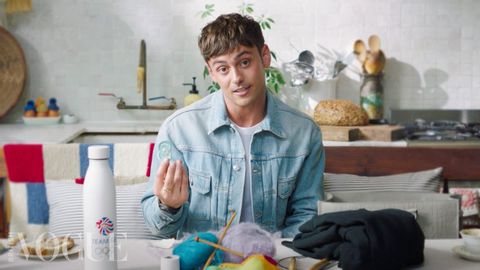 英國跳水王子回來啦！一起看 What's in 湯姆·戴利的迪奧包包！ (Inside British Diver Tom Daley’s Dior Tote Bag | In The Bag)